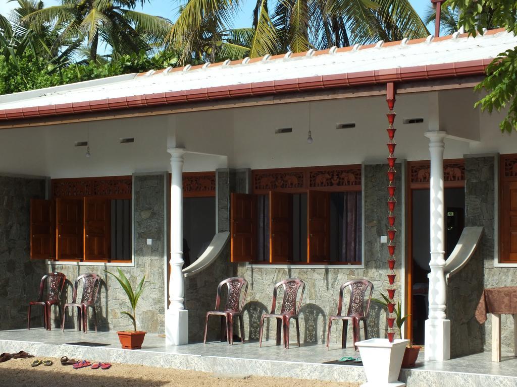 Beach Corner Hotel Weligama Esterno foto