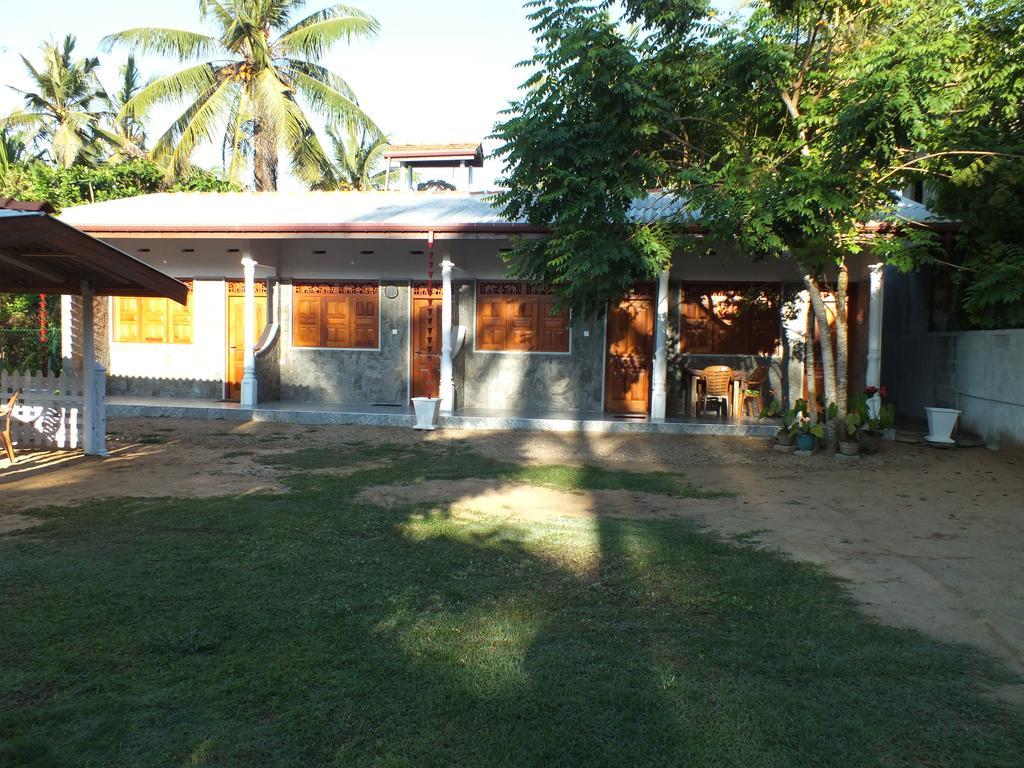 Beach Corner Hotel Weligama Esterno foto