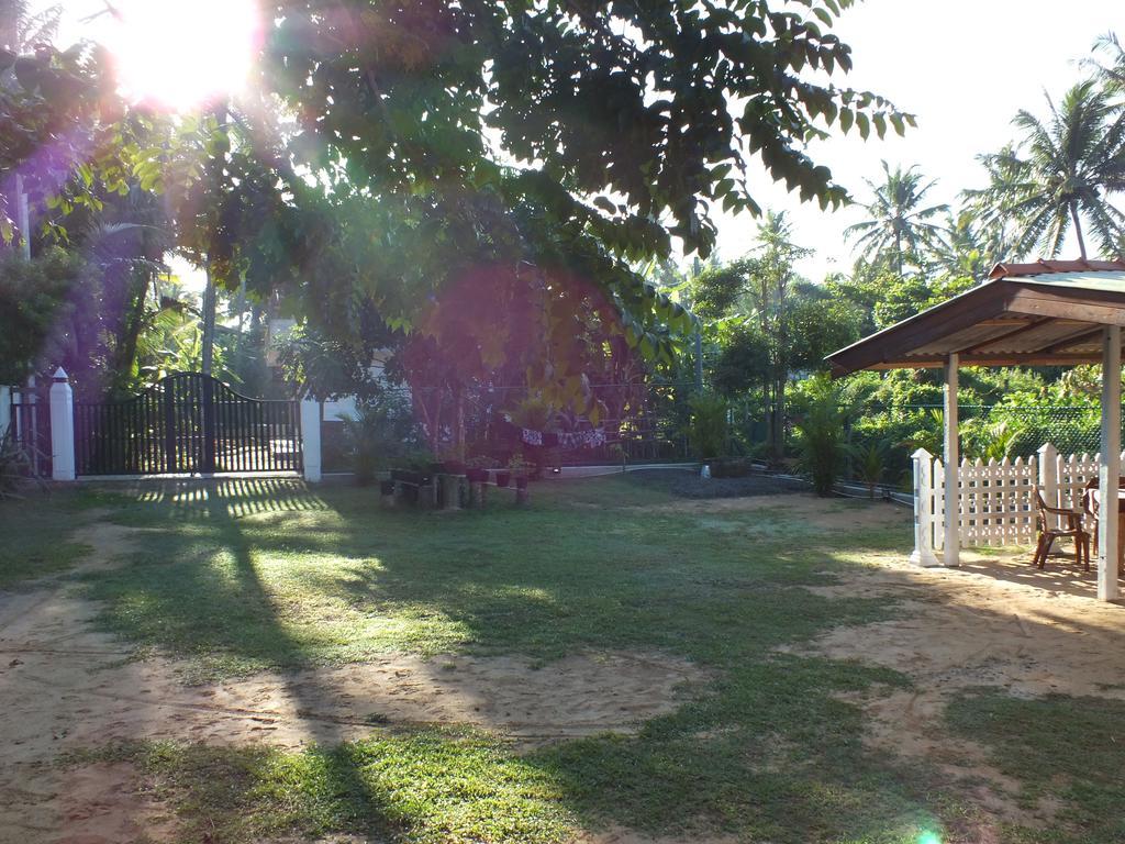 Beach Corner Hotel Weligama Esterno foto