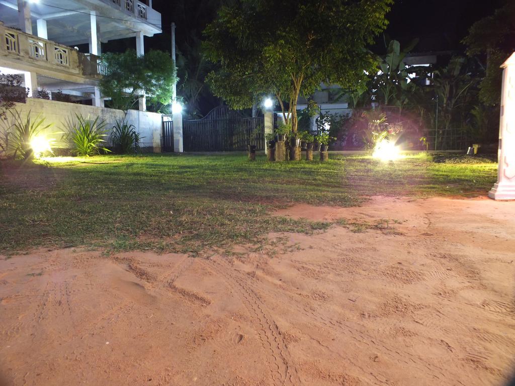 Beach Corner Hotel Weligama Esterno foto