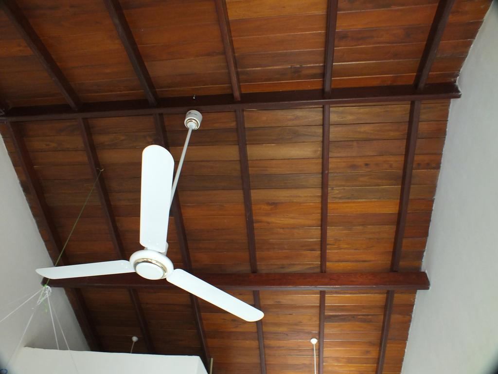 Beach Corner Hotel Weligama Esterno foto