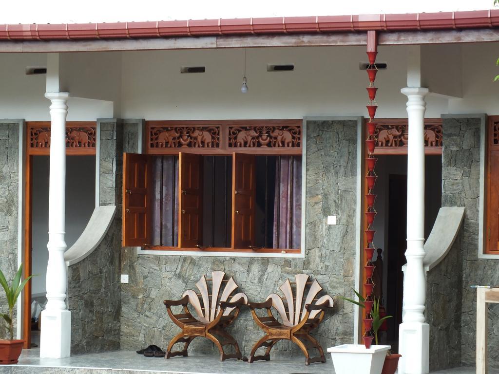 Beach Corner Hotel Weligama Esterno foto