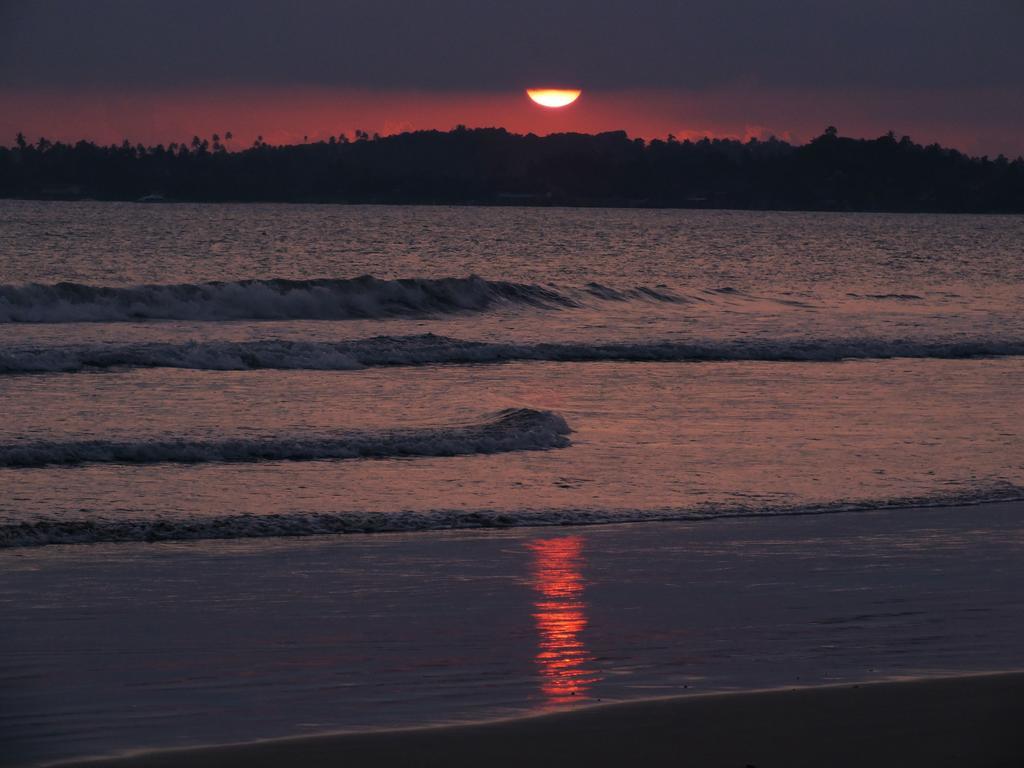 Beach Corner Hotel Weligama Esterno foto