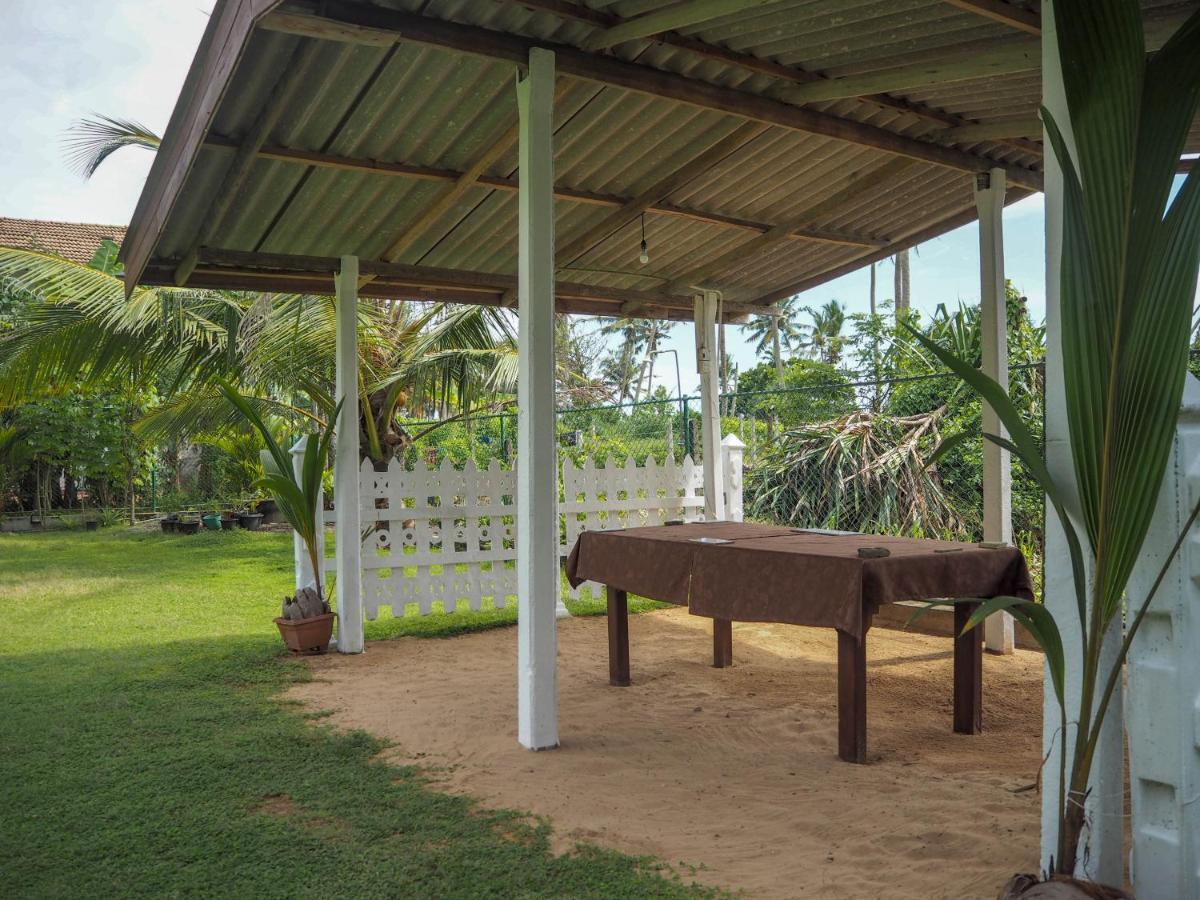 Beach Corner Hotel Weligama Esterno foto