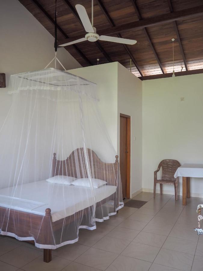 Beach Corner Hotel Weligama Esterno foto
