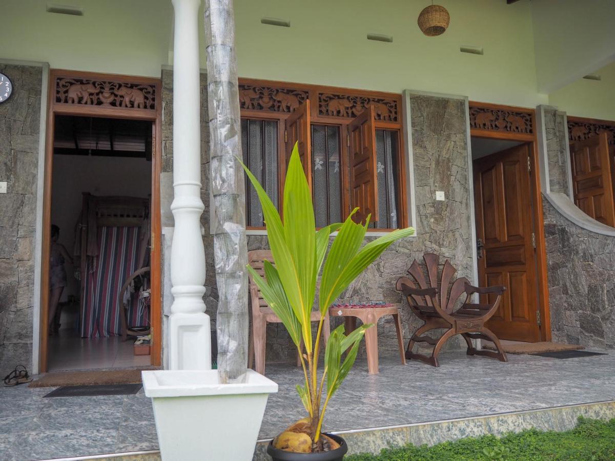 Beach Corner Hotel Weligama Esterno foto
