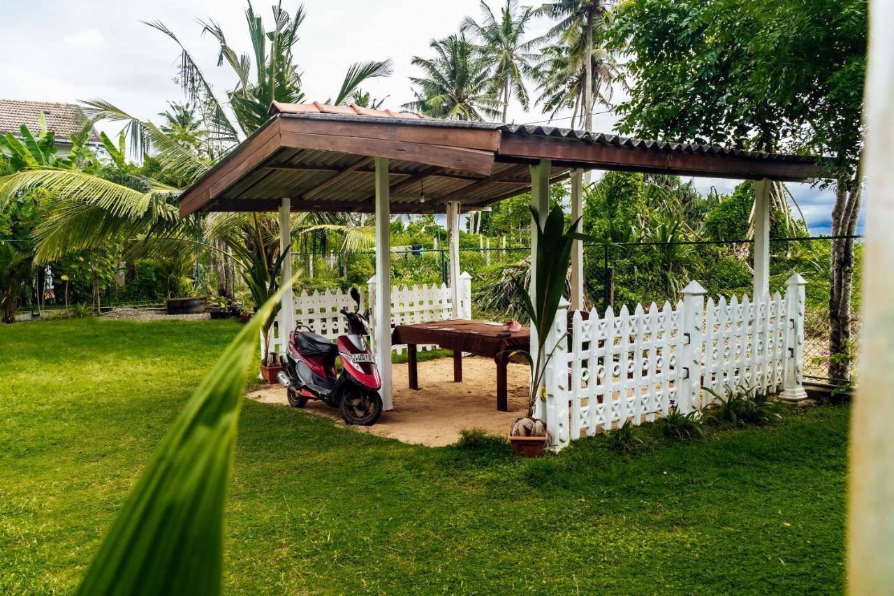 Beach Corner Hotel Weligama Esterno foto
